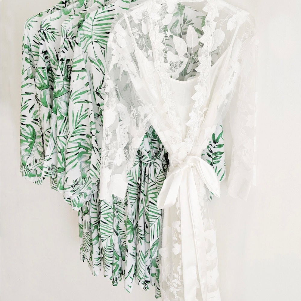 Brand new never worn floral robe Perfect for getting ready pics in your wedding!
